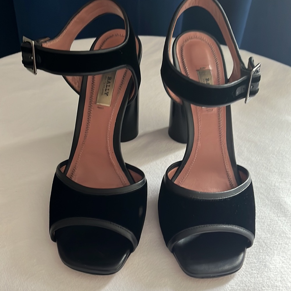 Bally velvet strap shoe - Picture 2 of 10